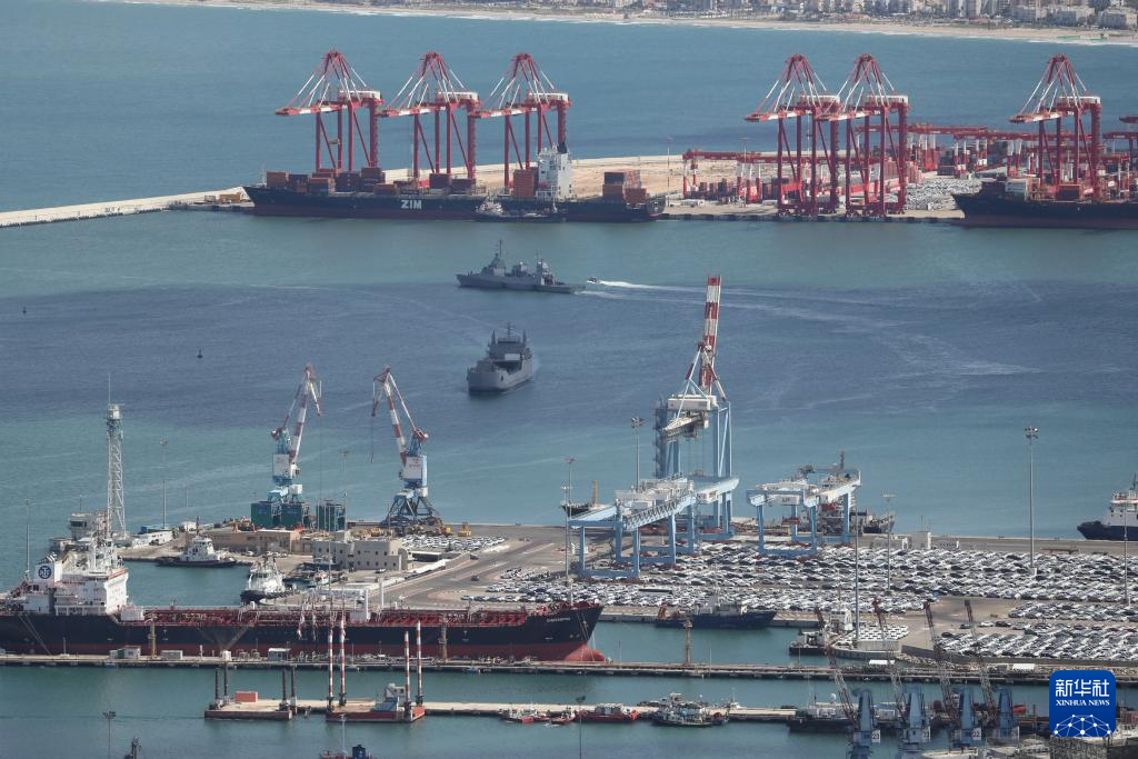 這是9月19日在以色列北部海法市拍攝的以軍軍艦。新華社發（賈馬爾·阿瓦德攝）